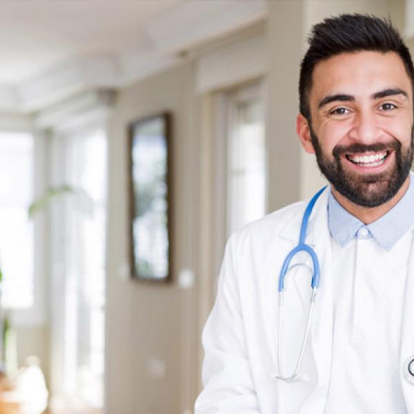 infirmier avec la blouse et le stetoscope