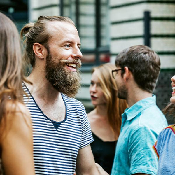 Etudiants jeunes actifs discussion sourire mutuelle