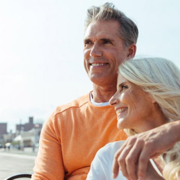 Couple de séniors souriants